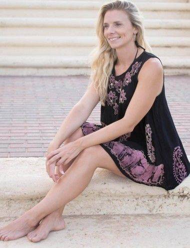 Camiseta preta étnica bordada na praia