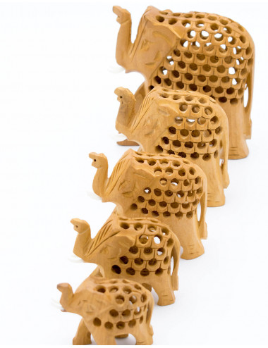 estatuas-madera-clara-elefantes-calados-handmade