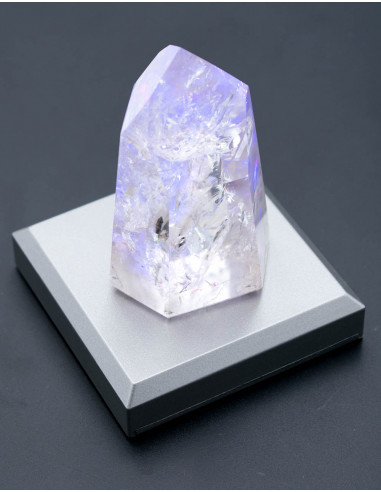 Kristallquarz-Obelisk auf LED-Licht