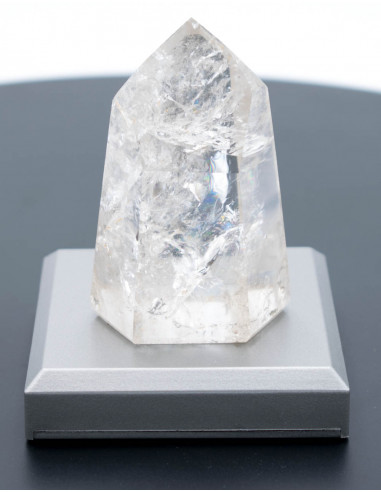Obélisque en cristal de quartz sur lumière LED
