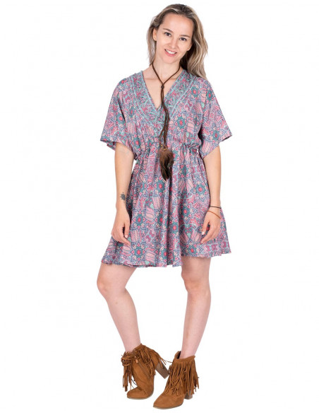 Kurzes Kleid mit weiten Ärmeln