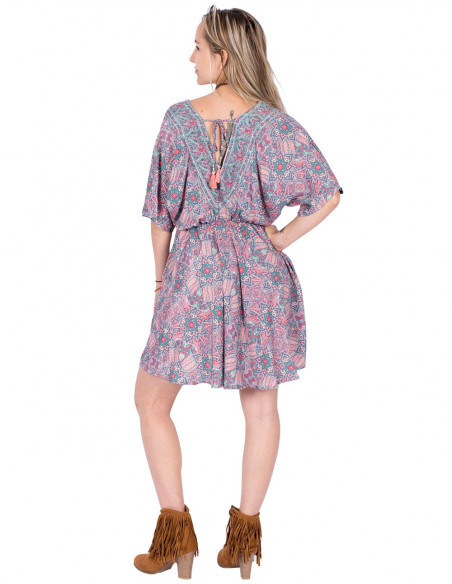 Kurzes Kleid mit weiten Ärmeln