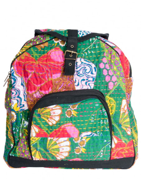 mochila com estampas variadas