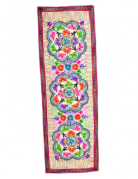 Tapeçaria étnica bordada