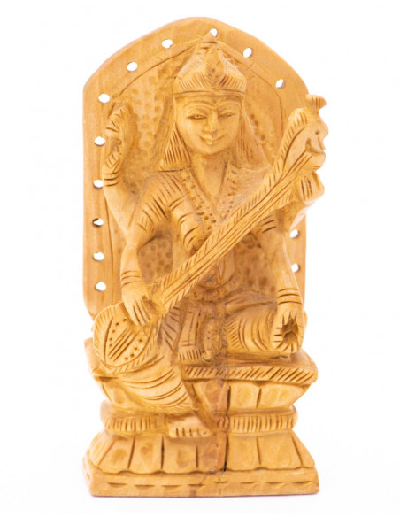 Statue sculptée de la déesse Saraswati