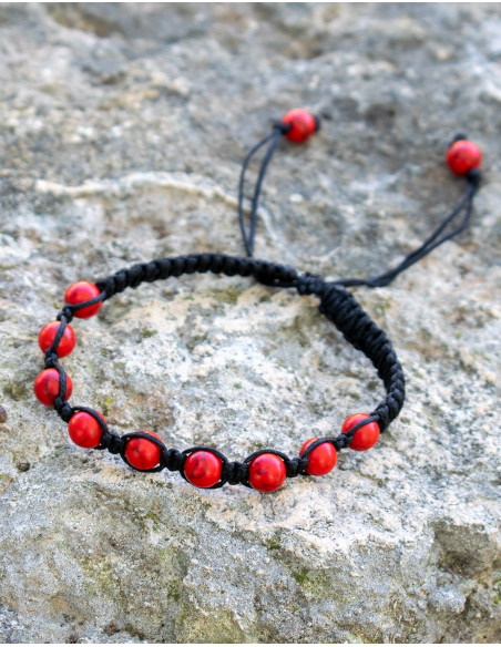 Pulseira de macramê com mineral de coral vermelho