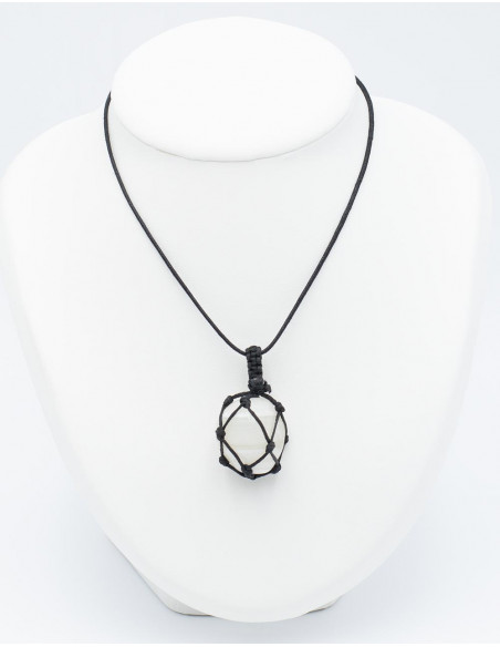 Pingente de pedra mineral com macramê