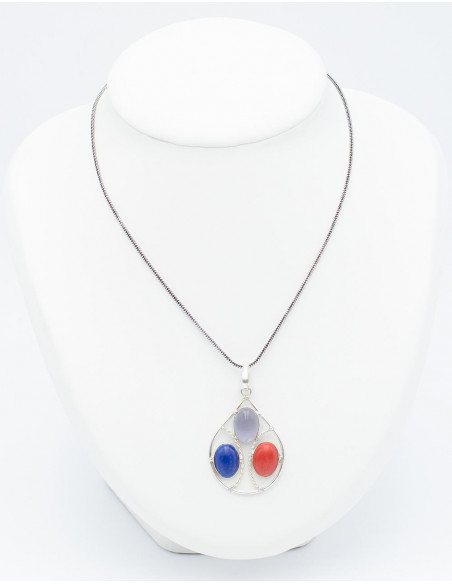 Anhänger mit drei Steinen