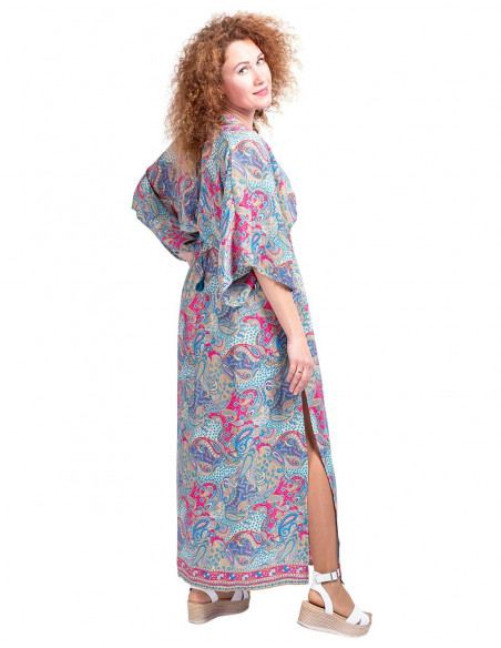 Langes Kleid mit zwei Schlitzen