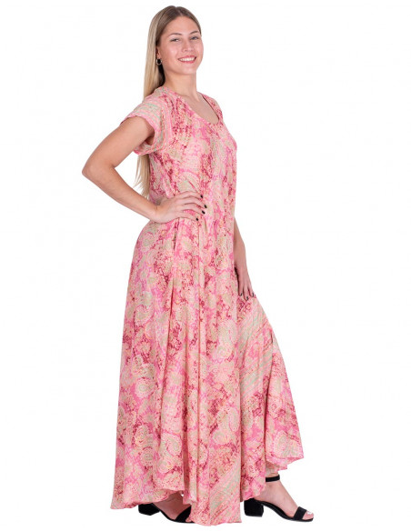 Abito rosa di grandi dimensioni