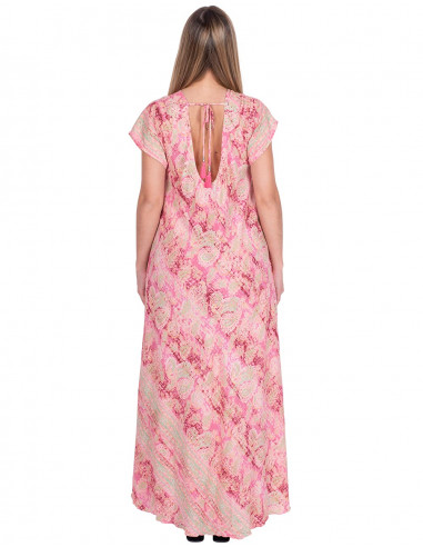 Abito rosa di grandi dimensioni