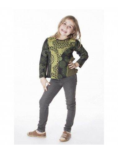 garota-camisa-verde-desigual