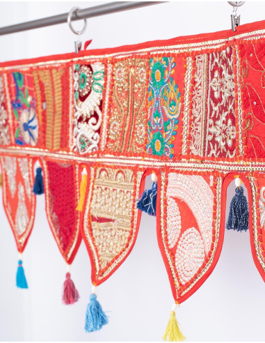 Gerader und großer roter Toran