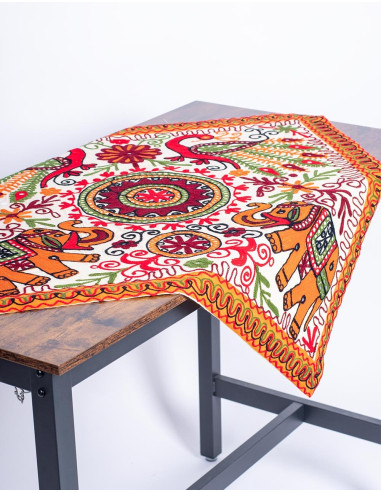 Tierbestickter quadratischer Wandteppich