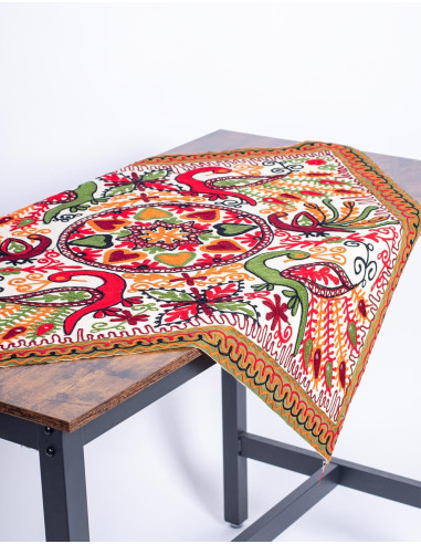 Tierbestickter quadratischer Wandteppich
