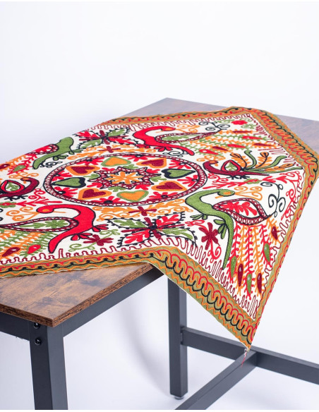 Tierbestickter quadratischer Wandteppich