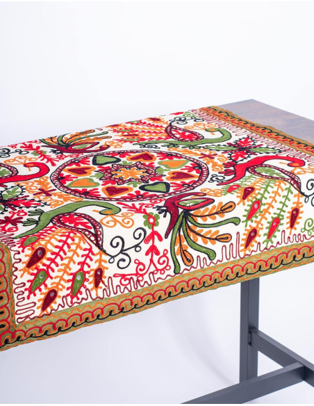 Tierbestickter quadratischer Wandteppich