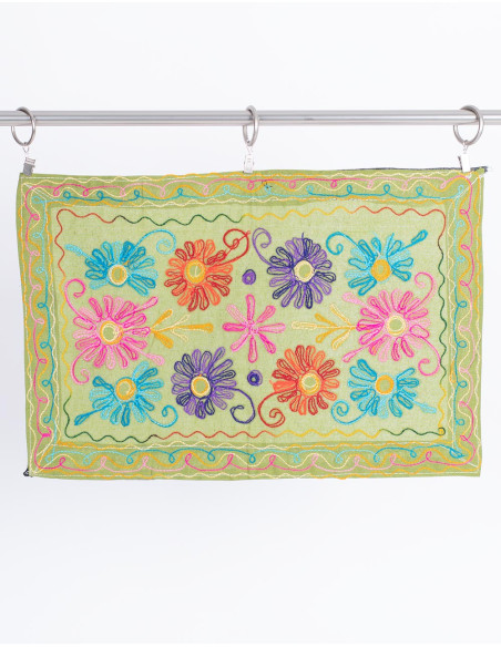 Élégance florale : set de table brodé à la main d’Inde