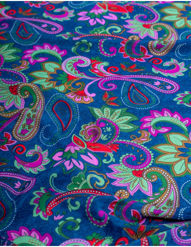 Robe de style bohème avec fond bleu en soie...