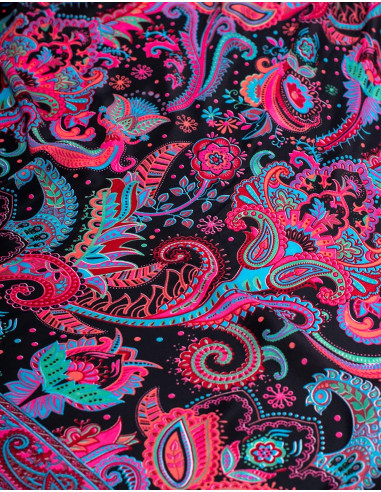Langes Seidenkleid mit ethnischen Zeichnungen