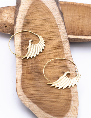 pendientes-dorado-alas-girado-mujer