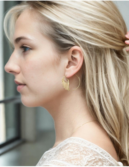 Boucles d'oreilles sculptées artisanalement en forme d'ailes de pigeon