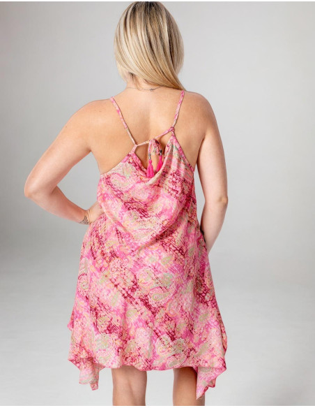 Frisch bedrucktes Seidenkleid in Rosatönen