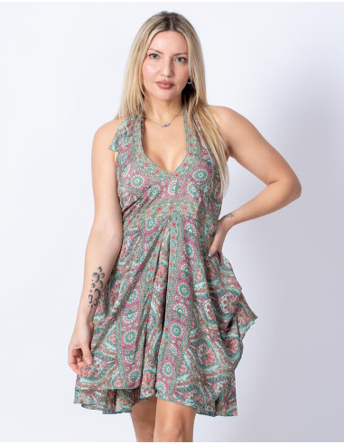 Kurzes Kleid mit V-Ausschnitt und offenem Rücken