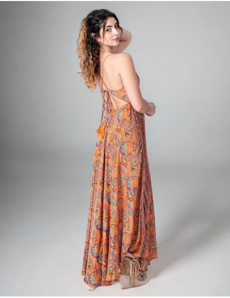 Vestido longo de seda estampado estilo hippie com fundo laranja