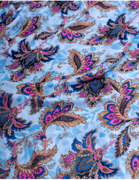 Langes Kleid im Hippie-Stil mit hellblauem Hintergrunddruck