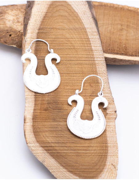 Brincos artesanais em formato de harpa de mão em latão