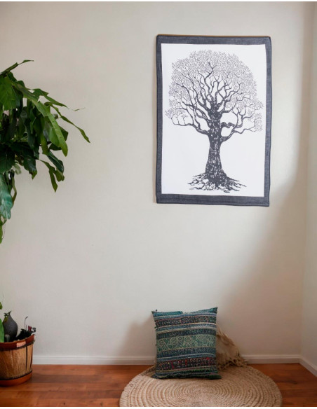Arazzo con albero in bianco e nero: eleganza naturale per il tuo spazio