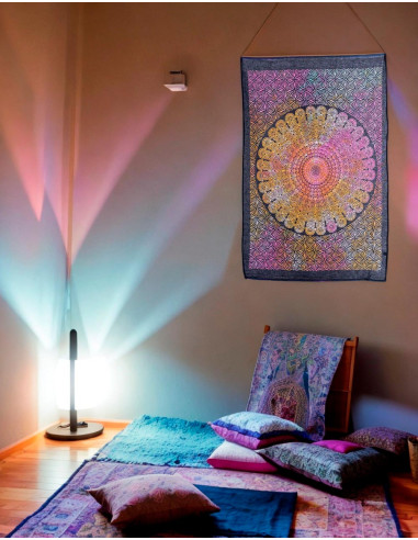 tapiz-multicolor-mandala-en-habitacion-meditacion