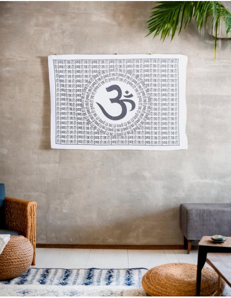 Tapeçaria Símbolo Om em Preto e Branco - Harmonia e Estilo para o seu Espaço
