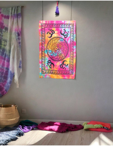 Om-Symbol-Wandteppich mit mehrfarbigem Batik-Hintergrund – böhmische Harmonie und Energie