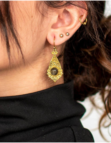 Boucles d'oreilles en laiton sculptées à la main avec pierre naturelle – Style ethnique