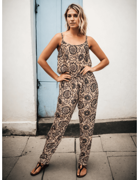 Macacão longo de seda estampado em tons ocre e marrom – Estilo boho com alma indiana