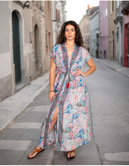 Vestido longo estampado em tons suaves – inspiração indiana e elegância boêmia
