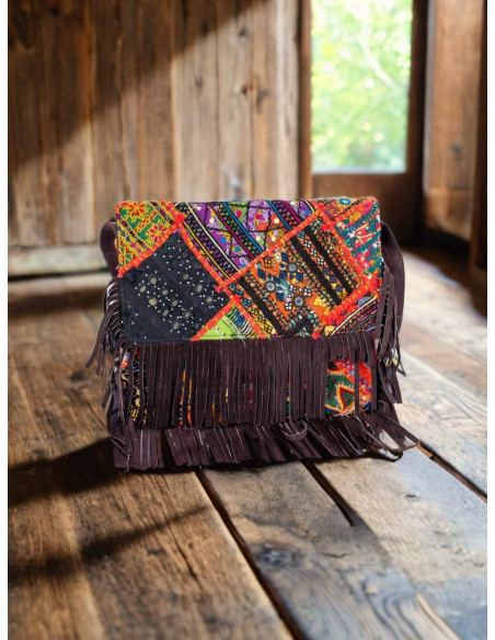 Clutch boho feita à mão com espelhos e franjas – Kimago