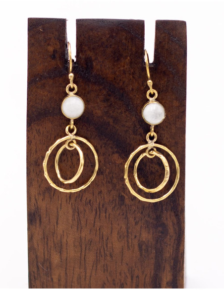 Brincos de ouro com círculos e pedras minerais