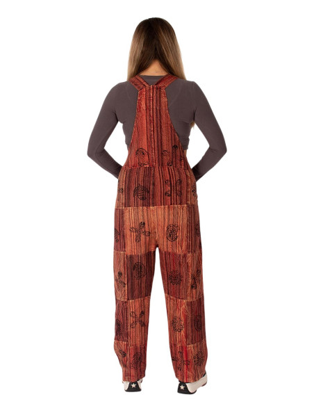 Jardineira unissex de algodão artesanal com patchwork – Tons de vermelho