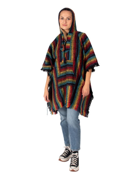 Poncho artesanal unisex con capucha y detalles de madera