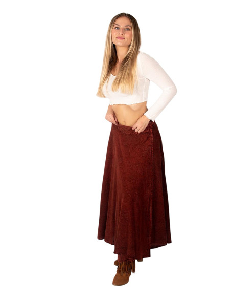 Saia longa envelope em estilo boho marrom-avermelhado, feita de algodão artesanal.