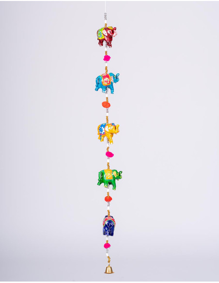 Pingente decorativo de elefante em cerâmica com pompons.