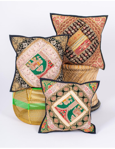 Almofada preta bordada com... 2