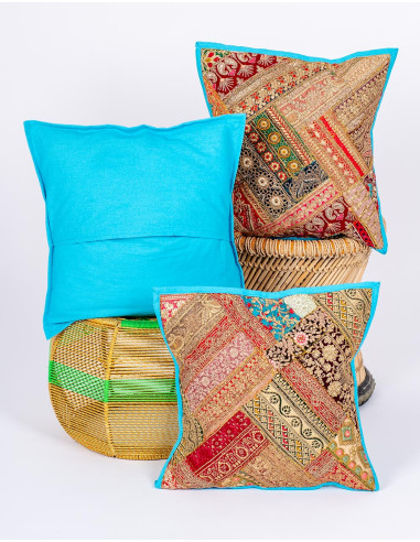 Coussin bleu clair brodé à la main à l'indienne...