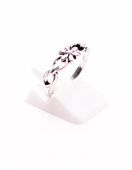 Anello indiano in ottone e argento, realizzato a mano con design etnico intagliato.