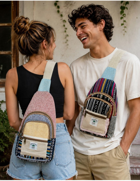 Dreieckiger Hanf-Rucksack mit mehrfarbigen Details – Boho
