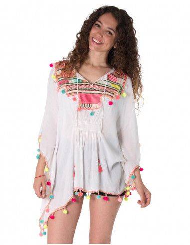 Poncho-bianco-ricamo-pompon