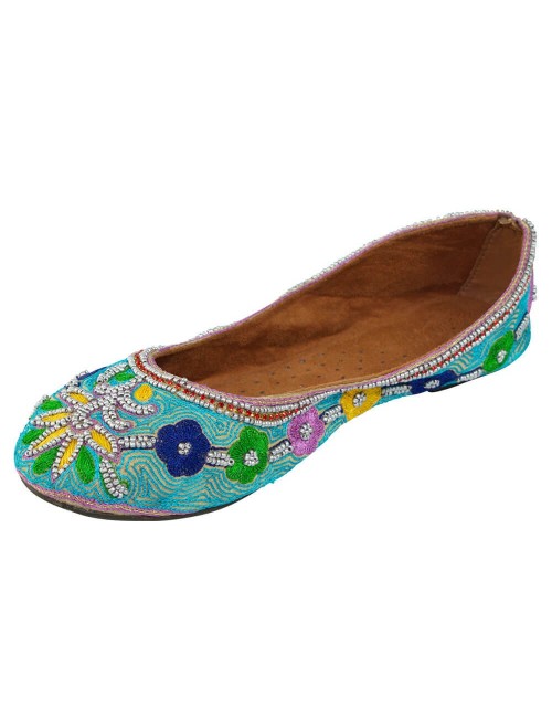 calzado de mujer étnico celeste con bordados y piedras